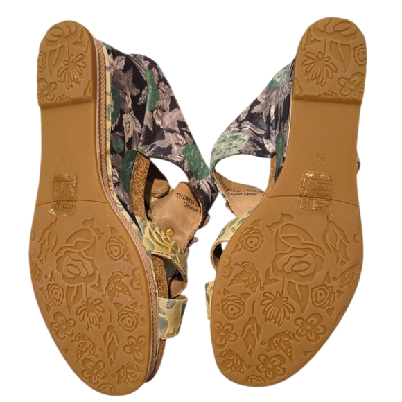 L'Artiste by Spring Step Theron Style, Hand-painted Leather Wedge - Picture 11 of 13